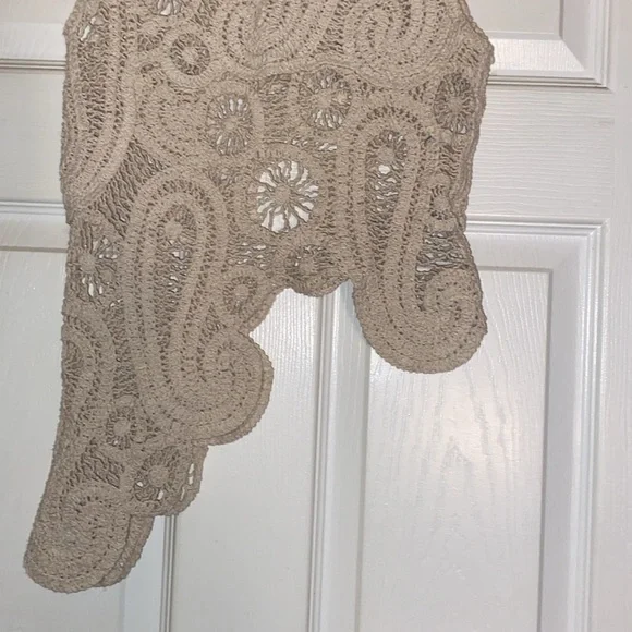 Rebellion Cream Colored Crochet Sleeveless Women’s Scalloped Top Size S - Picture 3 of 6
